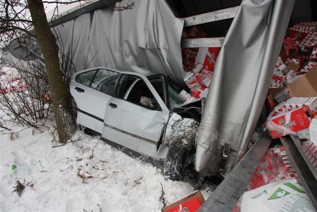 Tir dosłownie zmiażdżył bmw, którym jechały dwie osoby,...