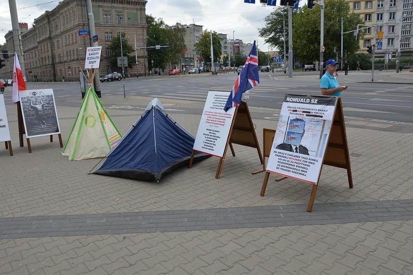 Protest przed bankiem. Bankowcy: boimy się o swoje bezpieczeństwo