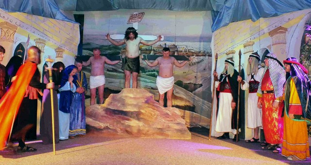 Ukrzyżowanie Chrystusa według Kalkowskiej scenografii