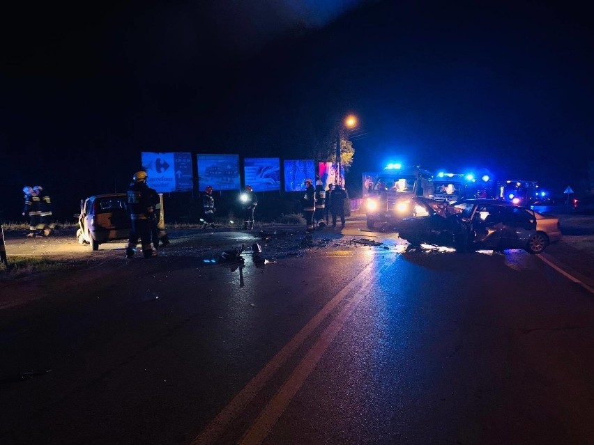 Nocny wypadek w Karwodrzy. Czołowo zderzyły się samochody osobowe. Jedna osoba została ranna