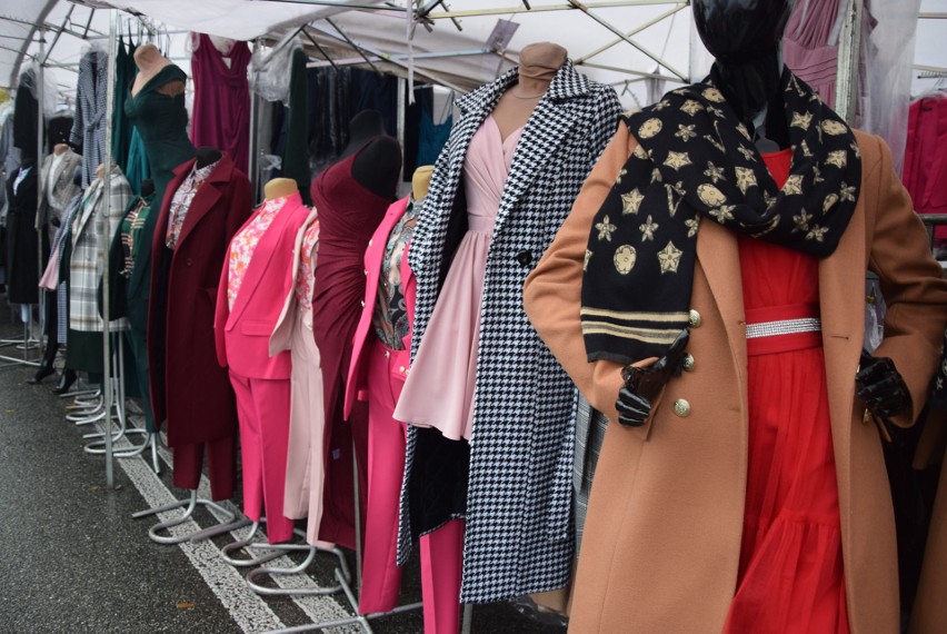 Pełno ciepłych ubrań i modnych dodatków na targowisku przy ulicy Dworaka w  Rzeszowie. Są atrakcyjne promocje i duże przeceny [ZDJĘCIA] | Nowiny