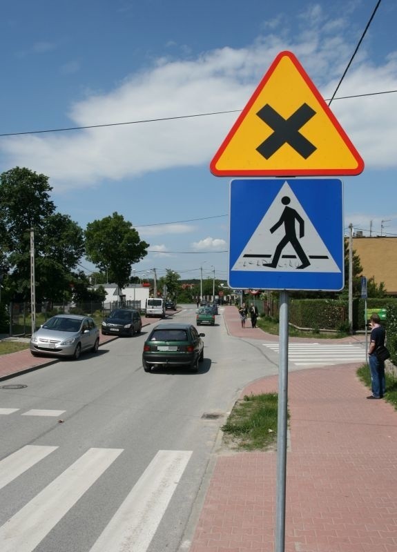 Kierowcy jadący ulicą Podlasie powinni ustąpić pierwszeństwa tym wyjeżdżającym w prawo i lewo z Tuwima. Nie robią tego, bo w ogóle nie patrzą na znaki!