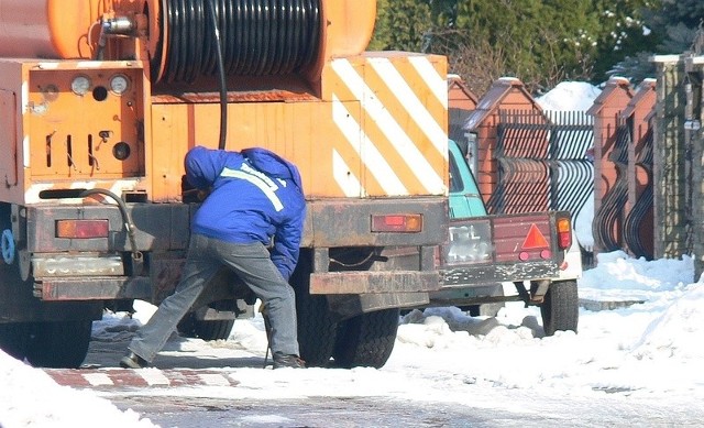 Kiedy tylko na zewnątrz zrobiło się nieco cieplej pracownicy Przedsiębiorstwa Gospodarki Komunalnej w Tarnobrzegu zaczęli oczyszczać studzienki kanalizacyjne.