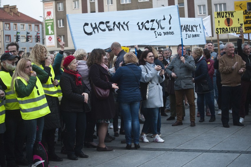 We wtorkowy wieczór na Rynku Staromiejskim w Koszalinie...