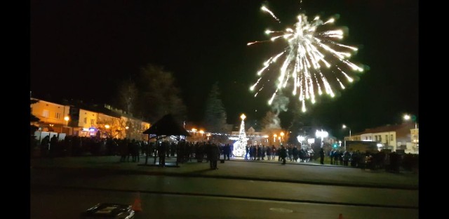 Mieszkańcy Zwolenia przywitali Nowy Rok na Placu Jana Kochanowskiego.