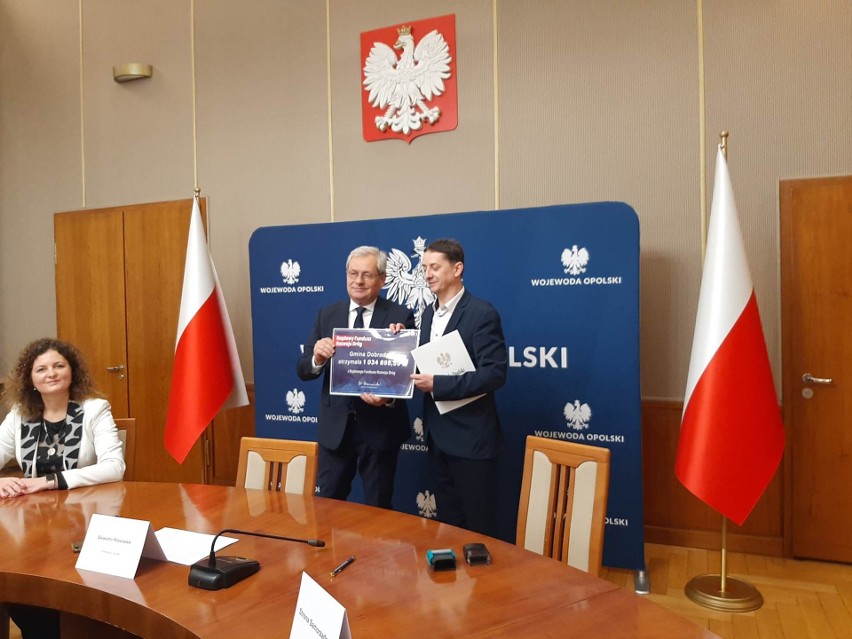 Wojewoda opolski podpisał z samorządowcami umowy o...