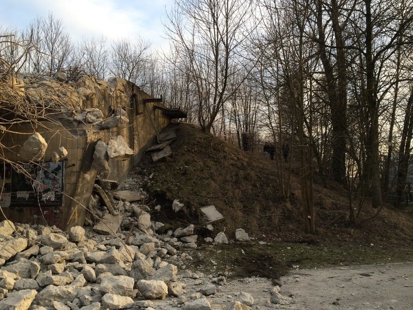 Trwa wyburzanie starego wiaduktu kolejowego nad ulicą...