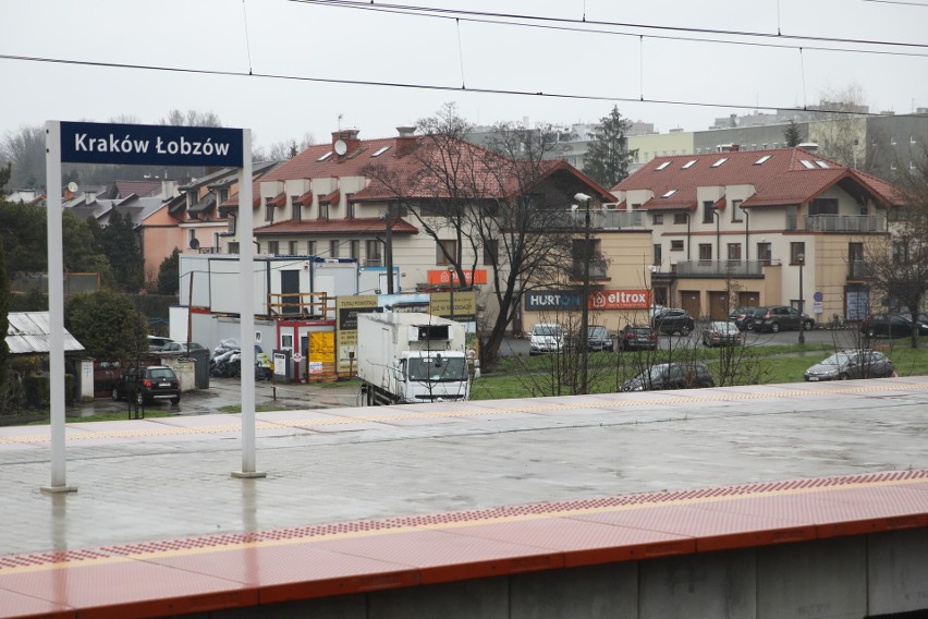 Takie widoki czekają na pasażerów wjeżdżających do Krakowa...