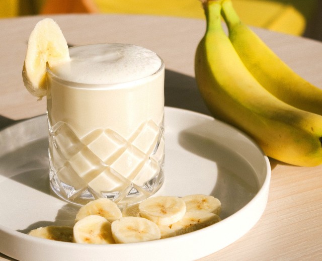 Syrop bananowy jest słodki i smaczny, dlatego każdy chętnie po niego sięgnie podczas leczenia przeziębienia czy astmy.