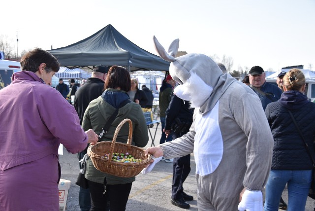 Wielkanocny zając i jego asystenci rozdawali czekoladowe jajka i ulotki na temat przemocy
