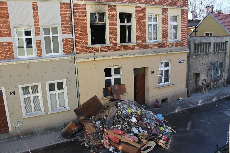 Ogień pojawił się na pierwszym piętrze kamienicy socjalnej...