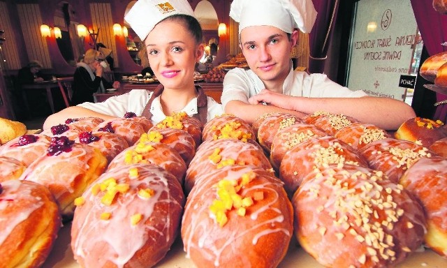 Magda i Wiktor, cukiernicy ze Świata Słodyczy w Kielcach, prezentują tradycyjne pączki - obowiązkowy tłustoczwartkowy rarytas.