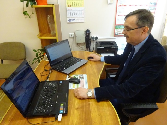 Piotr Kiełczewski dyrektor Szkoły Podstawowej imienia  Powstańców Styczniowych w Dwikozach  monitoruje realizacje zdalnego nauczania.