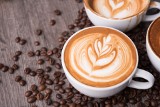 Regularne picie kawy przedłuża życie i chroni przed chorobami serca. Tak samo działa kawa bezkofeinowa. Sprawdź, ile kawy dziennie pić