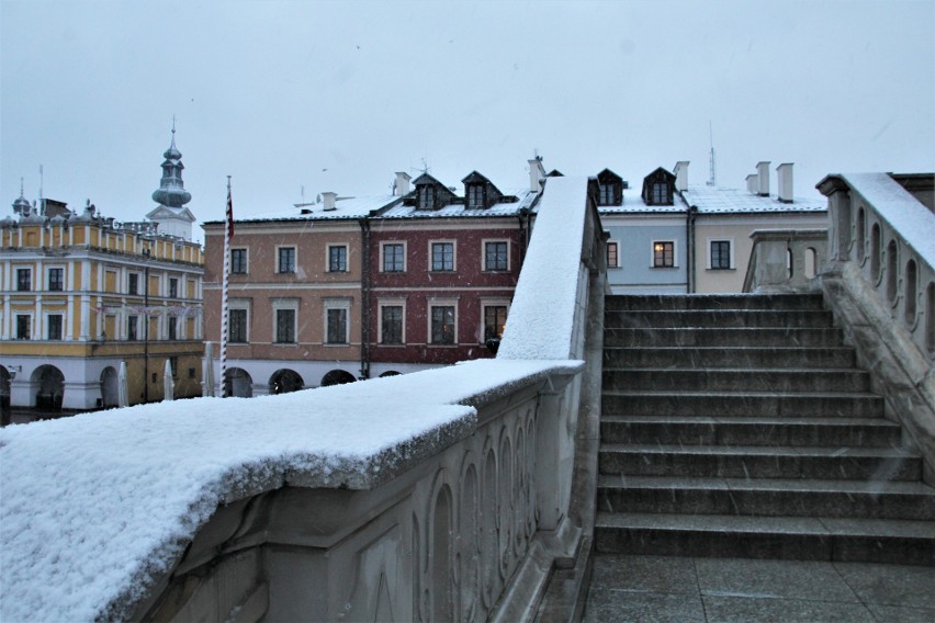 Pierwszy śnieg w Zamościu. Miasto wygląda bajecznie. Jest jednak ślisko i zimno, dwie kreski poniżej zera