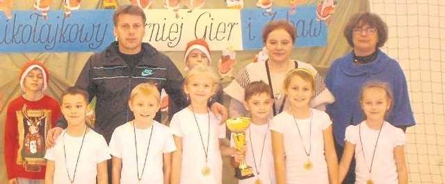 Uczestnicy Mikołajkowego Turnieju Gier i Zabaw w Kijach.  Wy-grała szkoła z Włoszczowic, jej opiekunem jest Grzegorz Woźniczko.