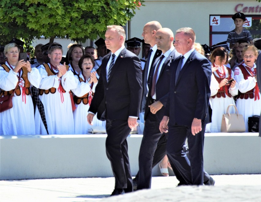 Prezydent Andrzej Duda w Nowej Dębie. Przywitały go tłumy! [ZDJĘCIA, WIDEO] 