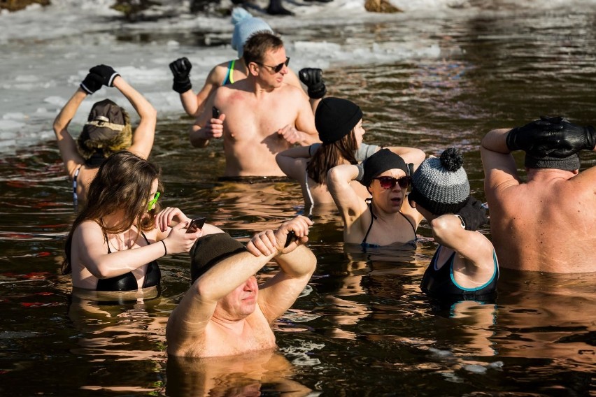 "Morsy w Koronie" w Pieckach. Dobra zabawa i kolejna zimowa kąpiel w jeziorze [zdjęcia]