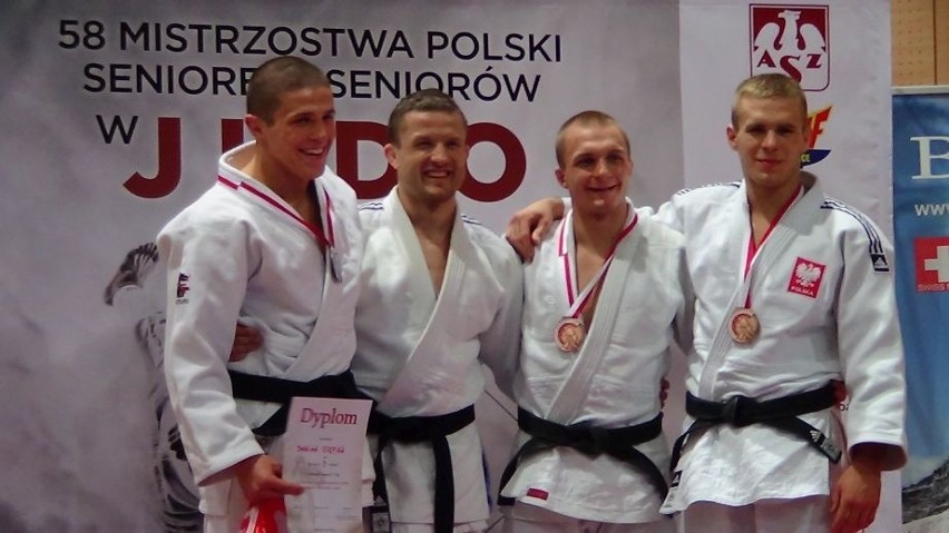 Damian Stępień (z lewej) zdobył srebrny medal w kategorii 73...