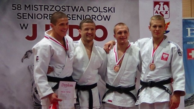 Damian Stępień (z lewej) zdobył srebrny medal w kategorii 73 kilogramów na mistrzostwach Polski seniorów w Katowicach.