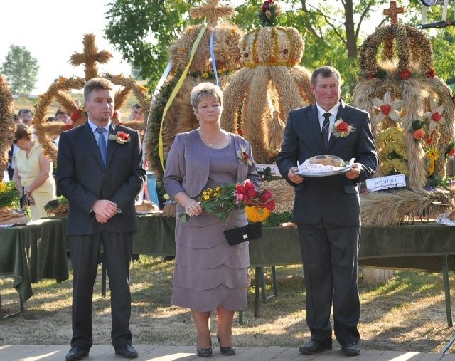 Burmistrz Połańca Jacek Tarnowski wraz ze starostami dożynek Marią Godzwon  i Bogdanem Moryto