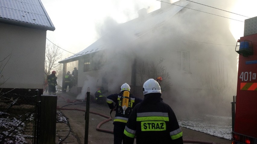 Pożar domu jednorodzinnego w Grabinie. Na szczęście nikt nie ucierpiał