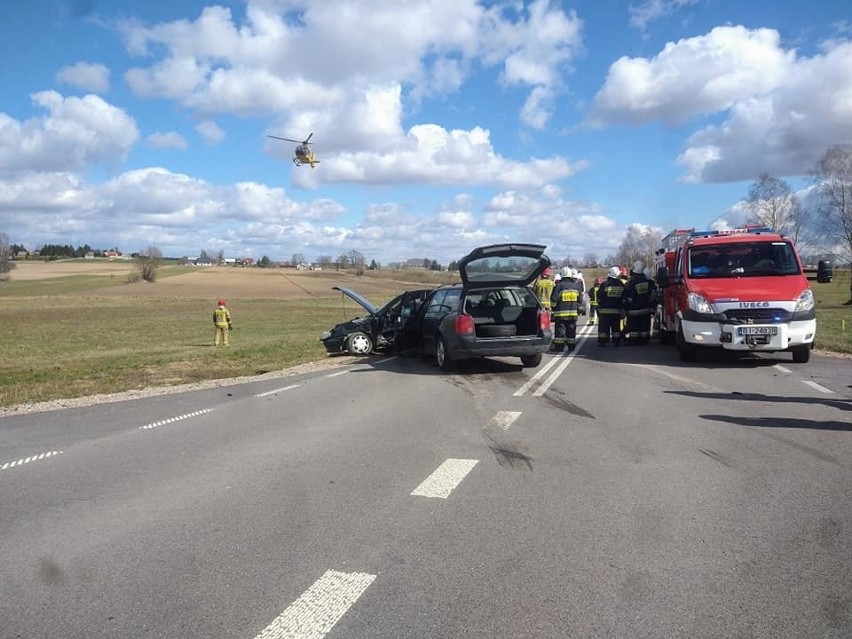 Jasionówka Kolonia. Wypadek na drodze wojewódzkiej 673. Zderzenie lanosa z volkswagenem. Cztery osoby trafiły do szpitala [ZDJĘCIA]