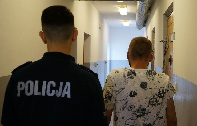 Zatrzymany 27-latek próbował przekupić policjantów skradzionym chwilę wcześniej płynem do spryskiwaczy.