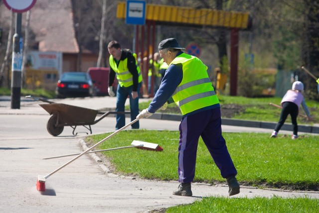 Zadłużenia nie musi odpracowywać dłużnik. Może to zrobić jego rodzina