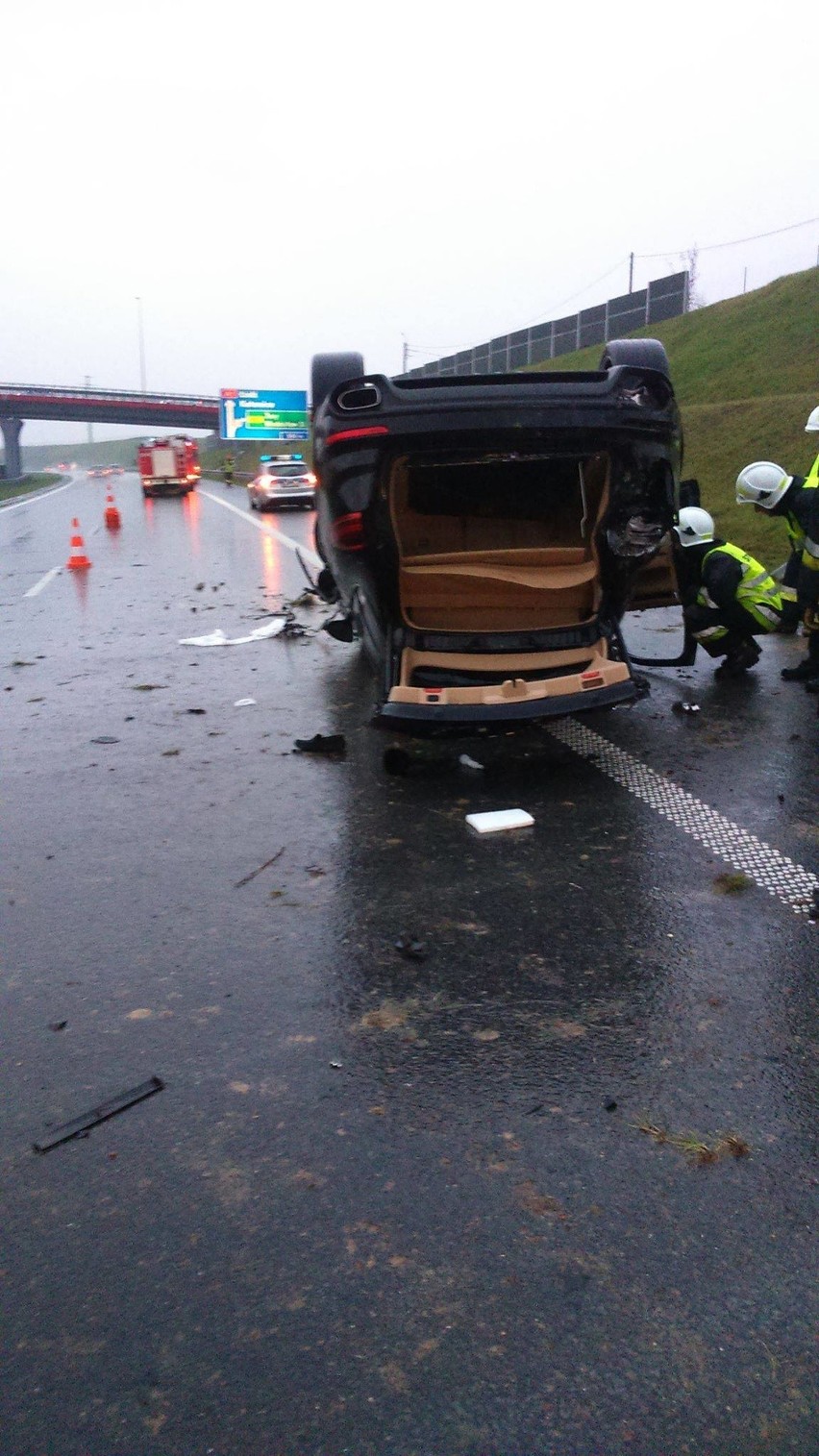 Wypadek porsche: Porsche dachowało na autostradzie A1 w...