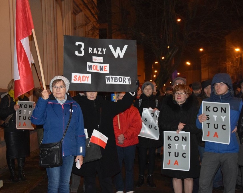 Kolejny protest w obronie sądów w Kielcach. Pod Sądem Okręgowym było 100 osób