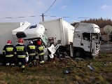 Zderzyły się dwie ciężarówki. Zablokowana droga między Wierzchowem a Zamartem 