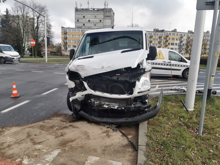 Wypadek przy al. Armii Krajowej w Koszalinie. Zderzyły się dwa pojazdy [ZDJĘCIA]
