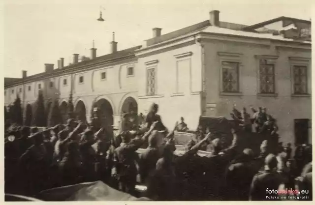 Wizyta Adolfa Hitlera w Kielcach. Kolumna wojskowa przed Pałacem Biskupów Krakowskich.