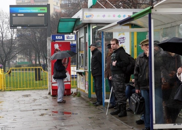 Na przystanku "Zawadzkiego- Kościół" trwają testy pierwszej z nowych tablic  systemu informacji pasażerskiej.  Montowane są kolejne tablice.