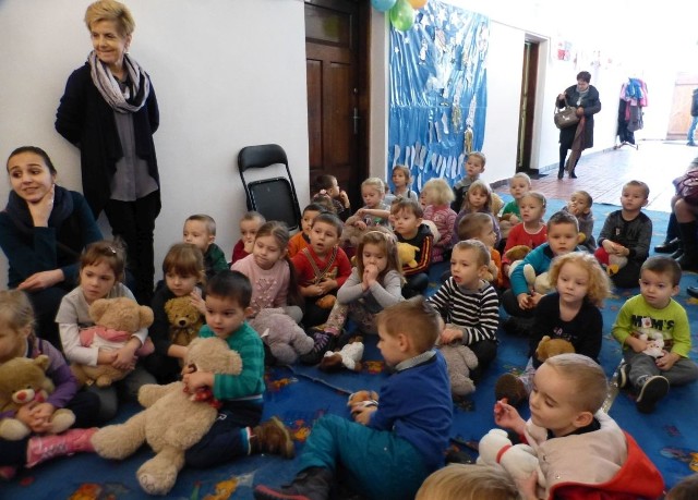 Przedszkolaki z Przedszkola numer 4 w Staszowie w Bibliotece Publicznej Miasta i Gminy Staszów podczas "misiowego święta".