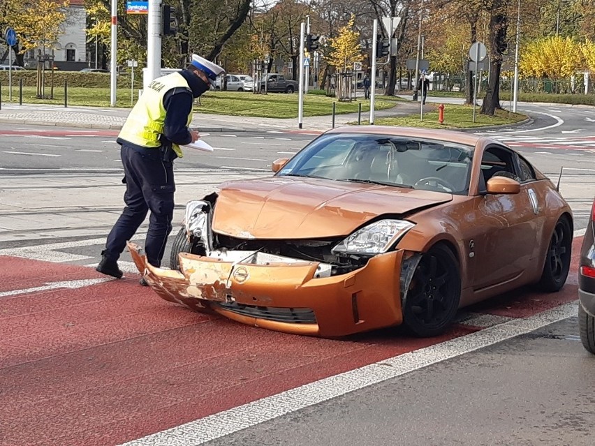 Wypadek sportowego nissana we Wrocławiu. Utrudnienia w ruchu [ZDJĘCIA]