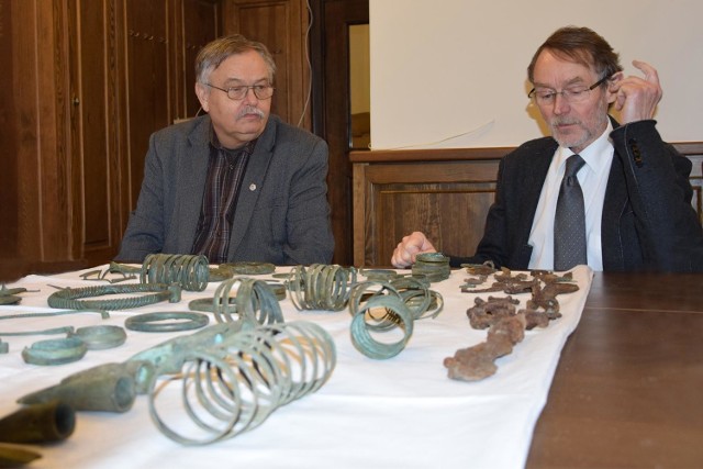 Dyrektor muzeum Wiesław Zajączkowski oraz Sambor Gawiński - wojewódzki konserwator zabytków oglądają skarby z Brudzynia.