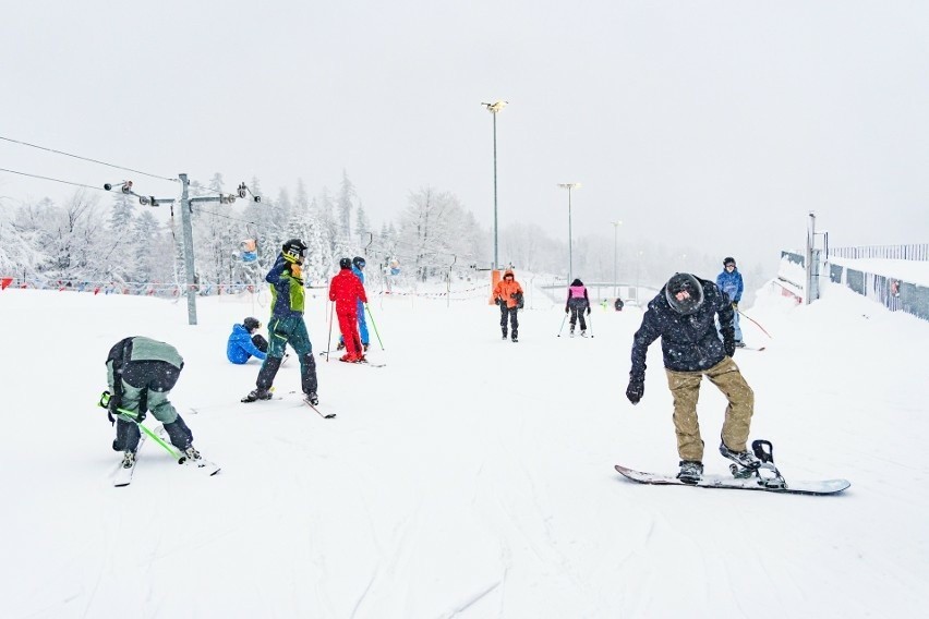 Pierwsi narciarze w Beskid Sport Arenie w Szczyrku....