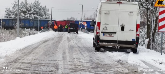 W Chinowie ciężarówka wjechała pod pociąg. Ranna została jedna osoba.