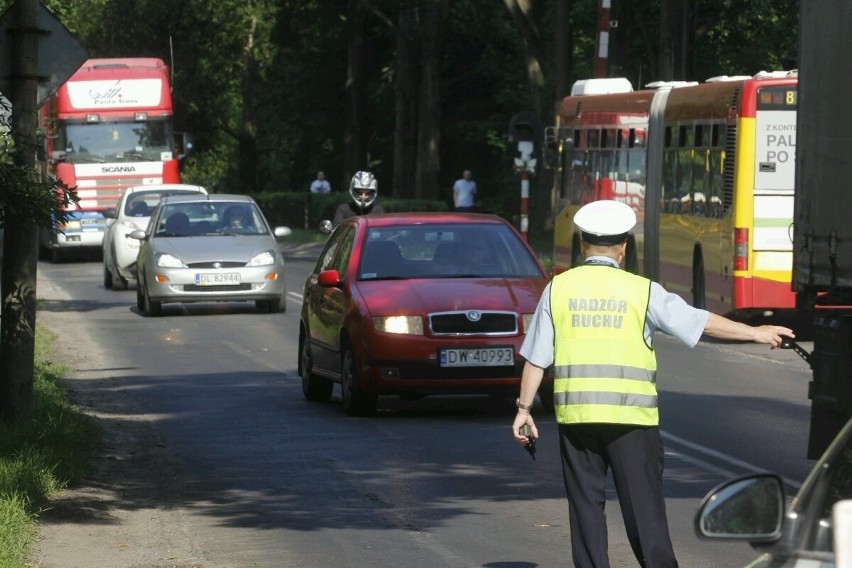 Na Strzegomskiej zapadł się asfalt. Potężne korki co najmniej przez tydzień (ZDJĘCIA)