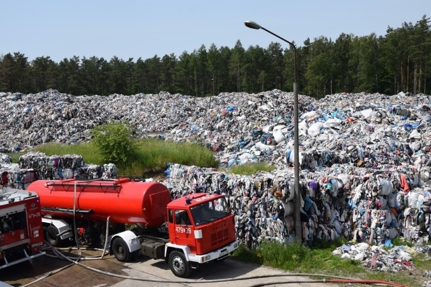 Koszty wywiezienia tekstyliów w Kamieńca to ponad 21,5 mln zł. Firma z Częstochowy oszacowała koszty wywozu odpadów. Kto poniesie koszty?