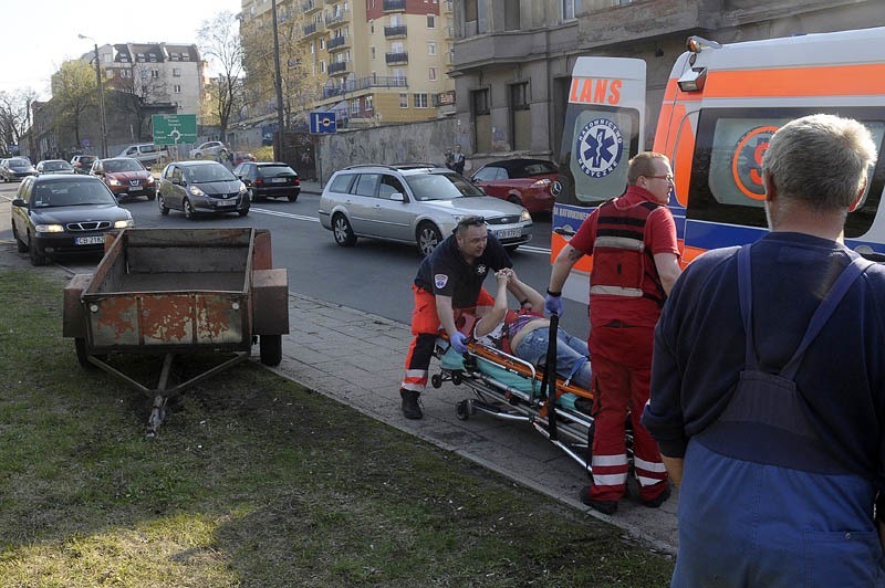 Nagle z jadącego po rondzie Kujawskim w Bydgoszczy osobowego...