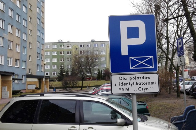 Fakt, że samochód jest zarejestrowany poza Słupskiem, nie oznacza jeszcze, że jego kierowca ma zakaz parkowania na podwórku. Może, jeśli ma pozwolenie administratora.