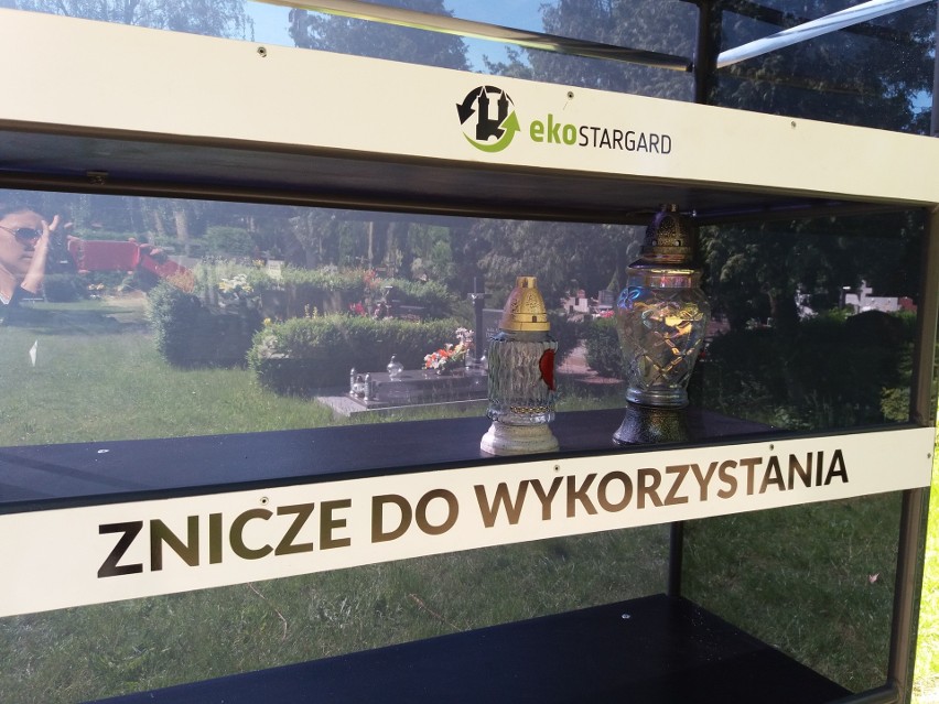 Stargard. Na cmentarzu postawiono regał na znicze. Można oddać albo wziąć 