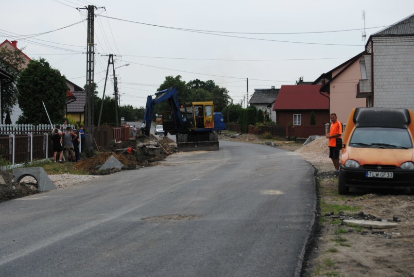 Gmina Włoszczowa wsparła remont drogi powiatowej w Koniecznie. Trwają prace (ZDJĘCIA)