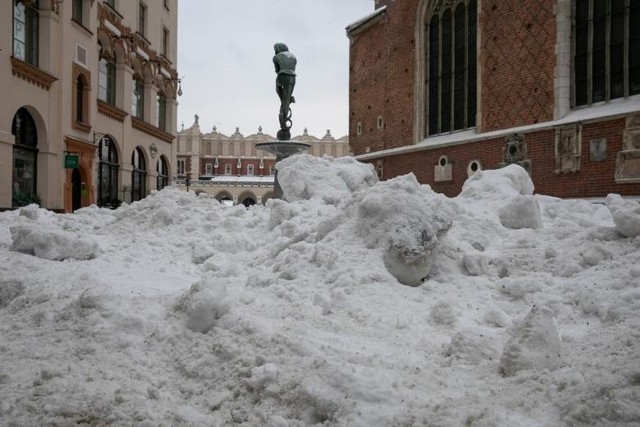 Instytut Meteorologii i Gospodarki Wodnej wydał ostrzeżenie I stopnia przed opadami śniegu, które we wtorek (16 marca) wieczór mogą nawiedzić południową część województwa małopolskiego.