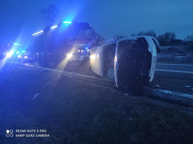 Poranny wypadek w miejscowości Jasionna w gminie Jędrzejów. Kierujący stracił panowanie nad pojazdem i uderzył w betonowy przepust.