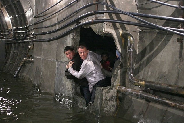 W moskiewskim metrze dochodzi do katastrofy. Jej przyczyną było zlekceważenie przez pracowników pojawiającej się w tunelach wody. Konstrukcja nie wytrzymuje napięcia, a woda zalewa część tuneli. Stolicy grozi zapadnięcie się. Grupa, która przeżyła w wykolejonym pociągu, rozpoczyna wędrówkę tunelami, by wydostać się na powierzchnię. Na górze postsowiecka mentalność urzędników i moskiewskie korki utrudniają akcję ratunkową.  "Metro" - TVP1, godz. 20:25Program TV został dostarczony i opracowany przez media-press.tv