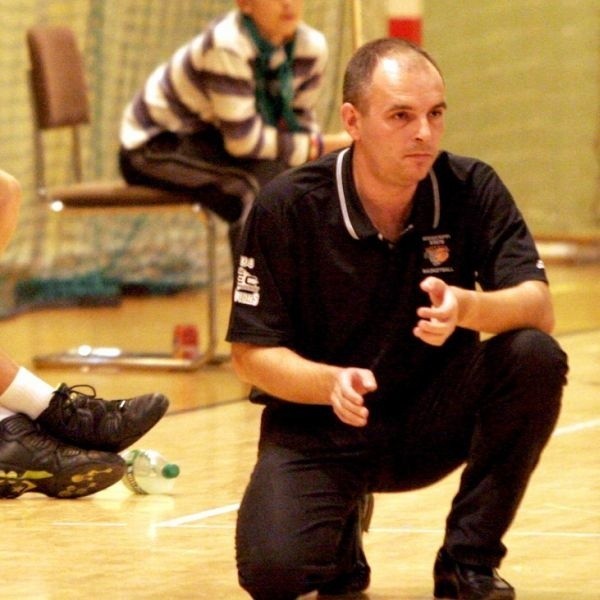 Marek Brzeźnicki, trener koszykarzy AZS Politechniki Radomskiej, przynajmniej na razie zostanie przy zespole.